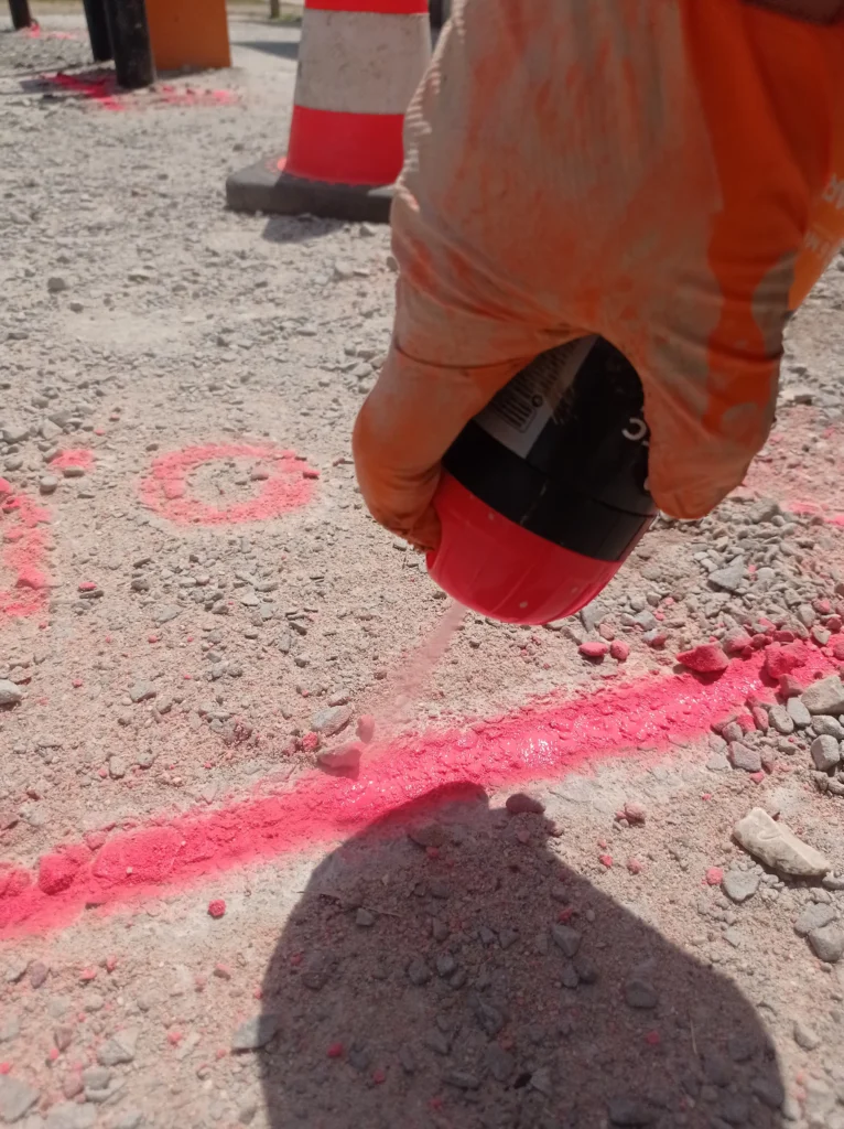 Marquage au sol à la bombe rose pour matérialiser une emprise multi-réseaux sur un chantier d'Île-de-France